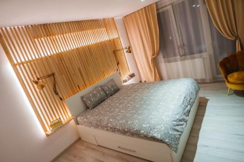 una camera con letto e finestra di Relaxing Flat Floresti a Floreşti
