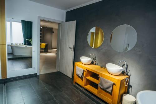 un bagno con due lavandini e due specchi di Relaxing Flat Floresti a Floreşti