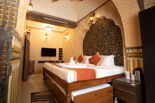 ein Schlafzimmer mit einem großen Bett in einem Zimmer in der Unterkunft Kavassu Heritage Haveli in Jhunjhunūn