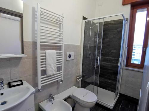 y baño con ducha, aseo y lavamanos. en Casa Belfiore Vicenza Medici 17, en Vicenza