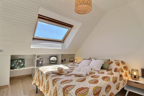 Schlafzimmer mit einem großen Bett und einem Fenster in der Unterkunft GITE ARC EN CIEL VERT in Férel