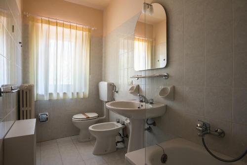 a bathroom with a sink and a toilet and a mirror at Agriturismo Sacchiafarm in Borgo Pace