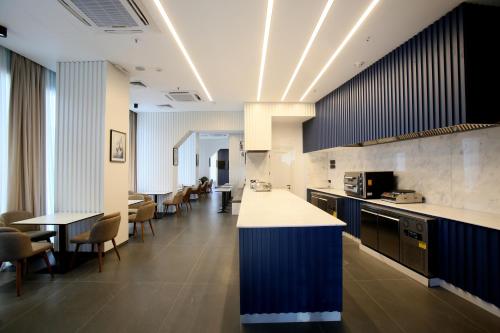 Kuchyň nebo kuchyňský kout v ubytování Genesis Kosher Hotel Tbilisi