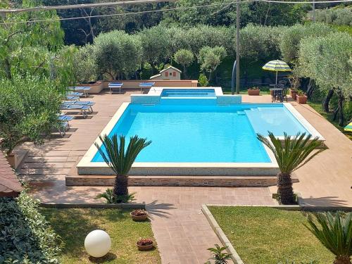 Uma vista da piscina em Villa Ambrosia ou nos arredores