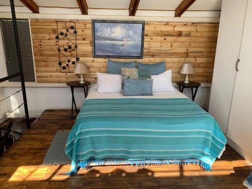 Uma cama ou camas num quarto em Serenity Guesthouse