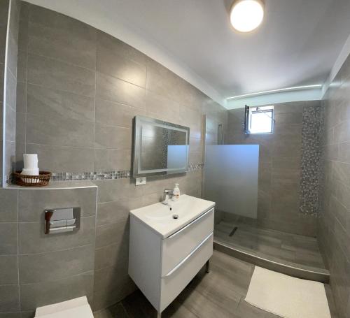 a bathroom with a sink and a shower at LS Lake Apartment Mamaia Nord in Mamaia Sat/Năvodari