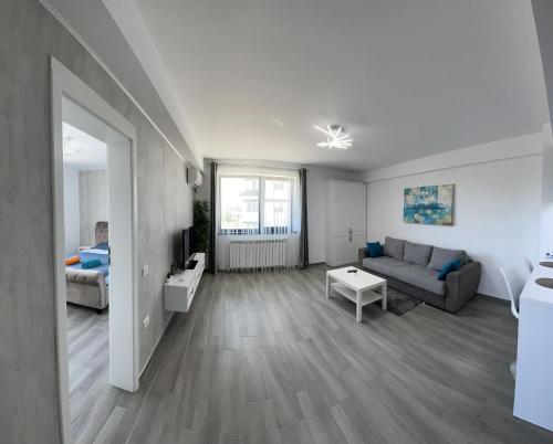 a living room with a couch and a table at LS Lake Apartment Mamaia Nord in Mamaia Sat/Năvodari