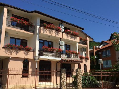 um edifício com caixas de flores nas varandas em Guest House ,,Emotion'' em Balchik