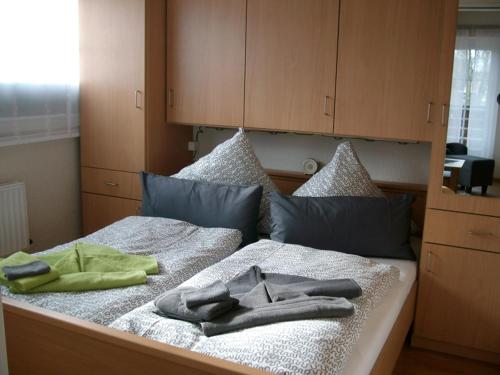 uma cama com duas toalhas em cima em Strandwohnung Deichblume em Neuharlingersiel
