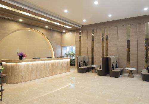 曼谷的住宿－曼谷格藍總統飯店，大堂设有配备椅子和柜台的等候室