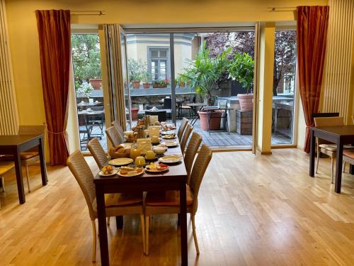a dining room with a table with food on it at Hotel Central in Bamberg