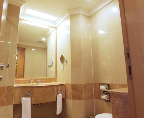 Shangri-La Apartments tesisinde bir banyo