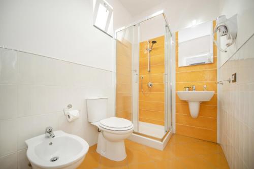 a bathroom with a toilet and a shower and a sink at La Casa del Pozzo Vecchio in Procida