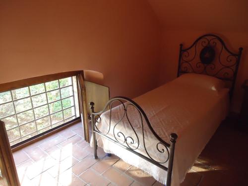 1 dormitorio con cama y ventana en Residence Il Convento, en SantʼAngelo a Fasanella