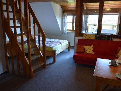 博登湖畔克雷斯波洛的住宿－Haus Fiegle，一间带楼梯和沙发的客厅