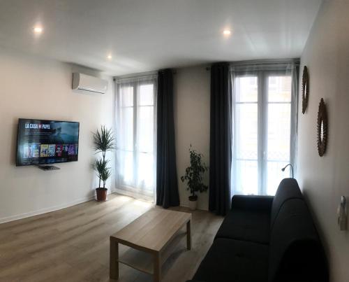 un salon avec un canapé et une table dans l'établissement Studio Port Moderne HyperCentre Lumineux Climatisé, à Toulon