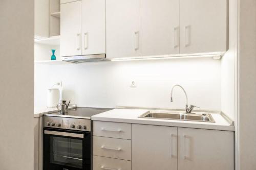 A kitchen or kitchenette at Cozy Studio In The Heart of City