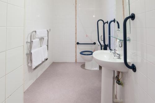 La salle de bains est pourvue de toilettes et d'un lavabo. dans l'établissement Admiral's Table, Bridgwater by Marston's Inns, à Bridgwater