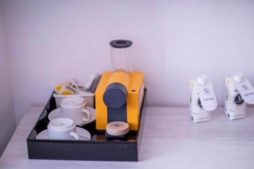 un modelo lego de cafetera y tazas en Soho Boutique Bahía Málaga, en Málaga