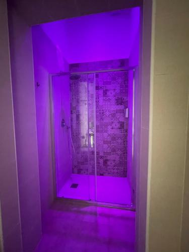 bagno con luce viola in camera di Domus Bianca Lancia a Manfredonia