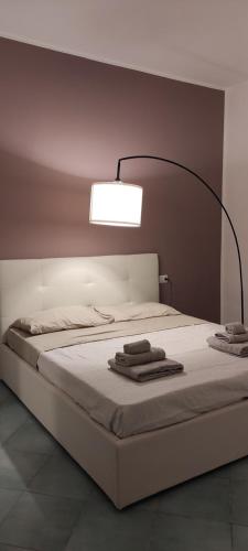 1 dormitorio con 1 cama con luz encendida en Caterina, en Castellabate