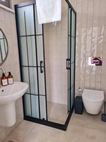 a bathroom with a shower and a sink at Ozilvillas in Sapanca