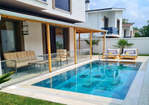 The swimming pool at or close to Ozilvillas