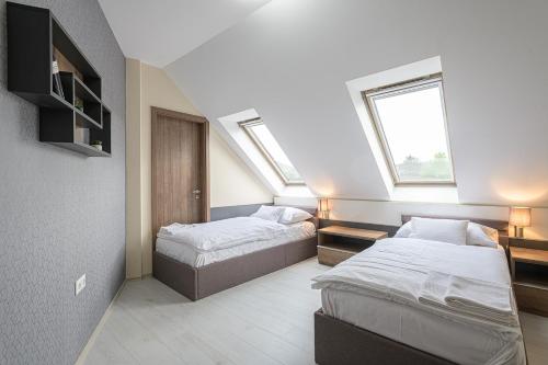 A bed or beds in a room at Gere ArteVino Apartman