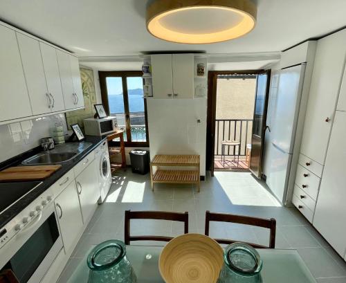 Kitchen o kitchenette sa Precioso apartamento en el puerto de Elantxobe