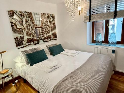 Un pat sau paturi într-o cameră la Precioso apartamento en el puerto de Elantxobe