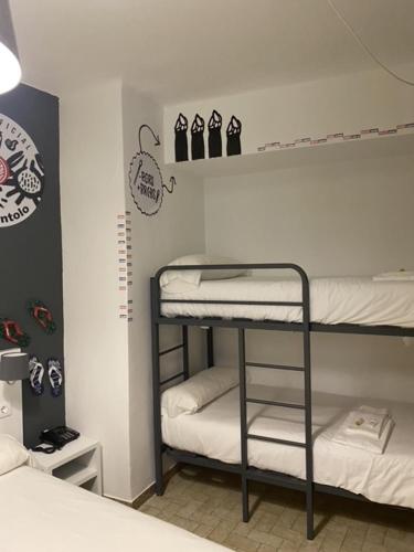 Una cama o camas en una habitación de Hotel Bayona