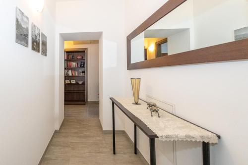 a hallway with a table and a mirror at Casacobelli in Monzambano