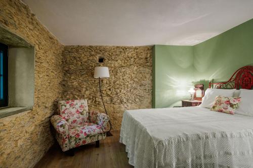 a bedroom with a bed and a chair at Be&See in River in Ovar
