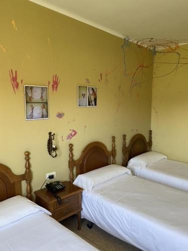 Una cama o camas en una habitación de Hotel Bayona
