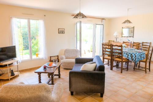 un salon avec une table et une salle à manger dans l'établissement Maison pour 6 au coeur du Pays Bigouden, à Plomeur