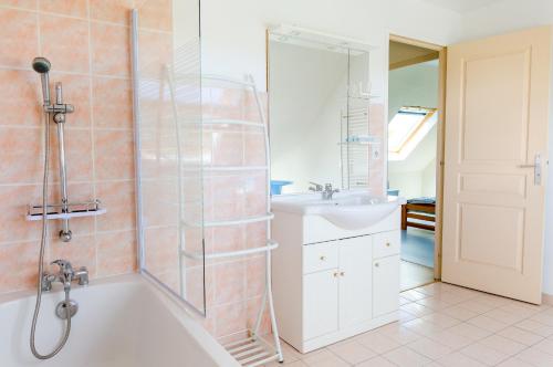 a bathroom with a shower and a sink at Maison pour 6 au coeur du Pays Bigouden in Plomeur