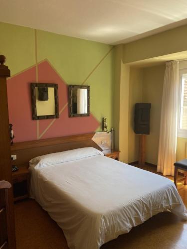 Una cama o camas en una habitación de Hotel Bayona
