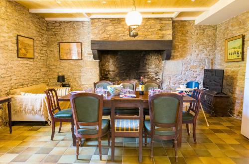 une salle à manger avec une table et des chaises dans l'établissement Vacances entre mer et campagne pour 8, à Plobannalec-Lesconil