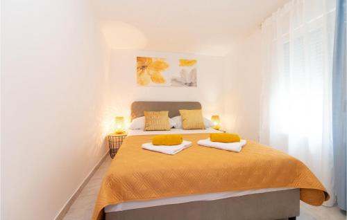 Llit o llits en una habitació de 2 Bedroom Beautiful Apartment In Vir