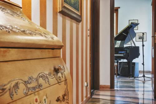 a hallway with a piano in a room with at Villa Sequoia in Leinì