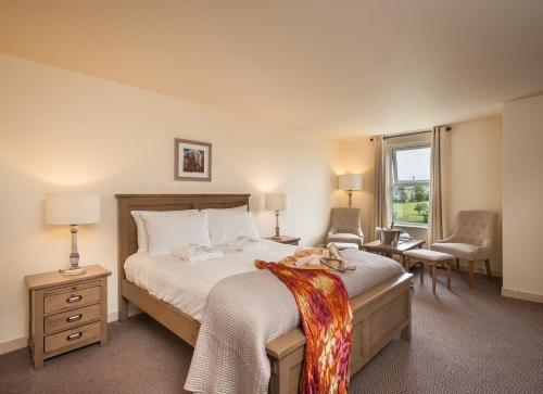 Llit o llits en una habitació de Comis Hotel & Golf Resort