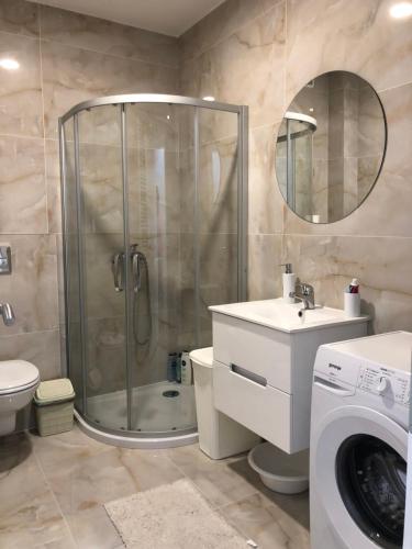 uma casa de banho com um chuveiro, um WC e um lavatório. em B&S stan na dan em Bijeljina