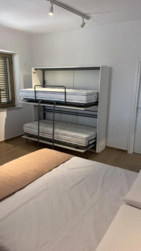 Poschodová posteľ alebo postele v izbe v ubytovaní La maison de ida