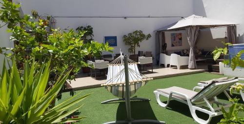 Сад в Jose & Ester House