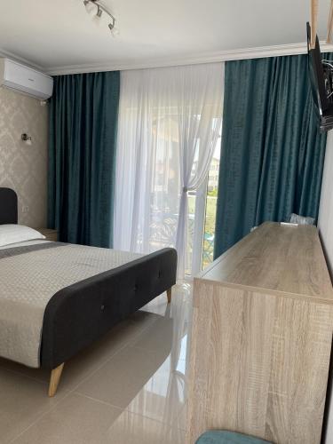 Ліжко або ліжка в номері Larimar