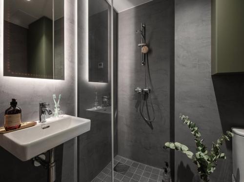 A bathroom at Campus House by Larsen