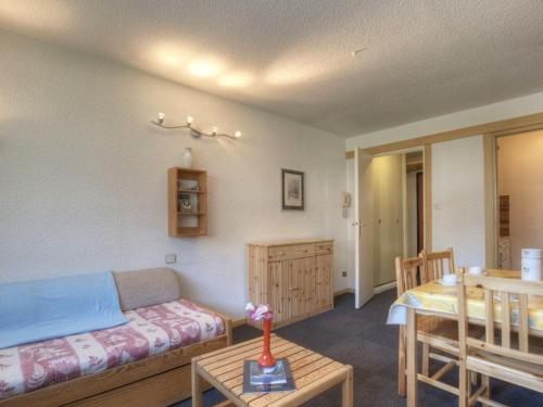 un salon avec un lit et une salle à manger dans l'établissement Séjour montagne à Serre-Chevalier, appartement 4 pers. avec balcon, proche commerces. - FR-1-330E-69, à Saint-Chaffrey