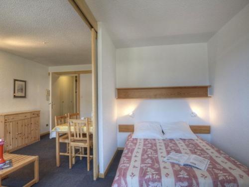 une chambre d'hôtel avec un lit, une table et une table dans l'établissement Séjour montagne à Serre-Chevalier, appartement 4 pers. avec balcon, proche commerces. - FR-1-330E-69, à Saint-Chaffrey