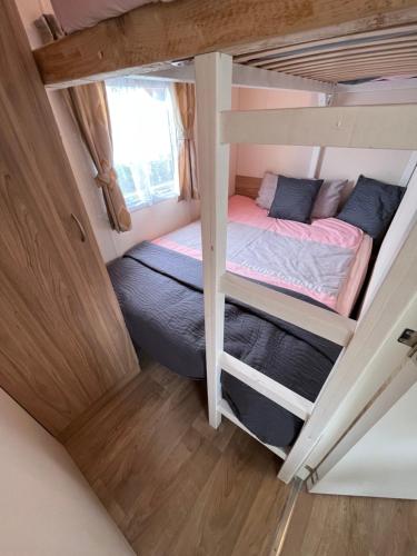 an overhead view of a bunk bed in a tiny house at Family Home Grill, Beach, Relax - WORKUM in Workum