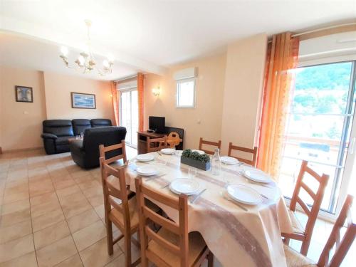 une salle à manger avec une table et des chaises et un salon dans l'établissement Appartement T3 à Saint-Lary-Soulan - 8 pers, Terrasse, WiFi, Parking, Proche centre - FR-1-457-184, à Saint-Lary-Soulan